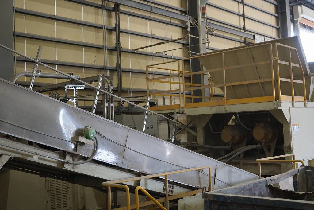 コンベア上に設置してある散水配管・ノズル